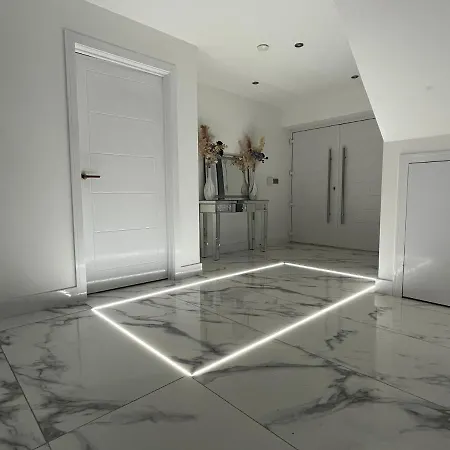 Cheerful 4 Bedroom Luxury House With Free Parking Quinton Exterior photo