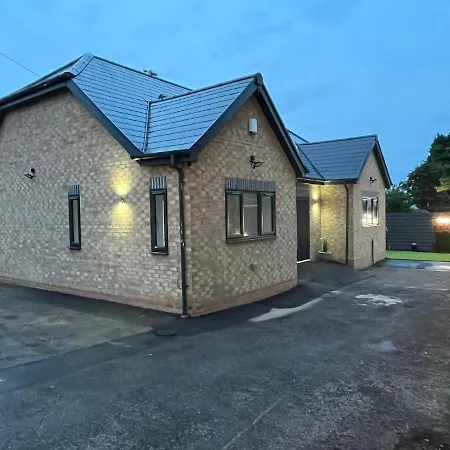 Cheerful 4 Bedroom Luxury House With Free Parking Quinton Exterior photo