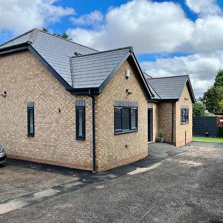 Cheerful 4 Bedroom Luxury House With Free Parking Quinton Exterior photo
