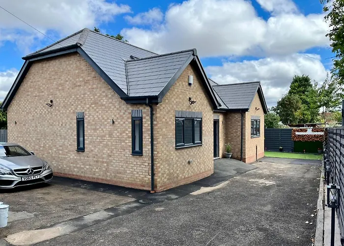 Cheerful 4 Bedroom Luxury House With Free Parking