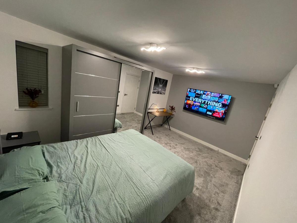 Villa Cheerful 4 Bedroom Luxury House With Free Parking