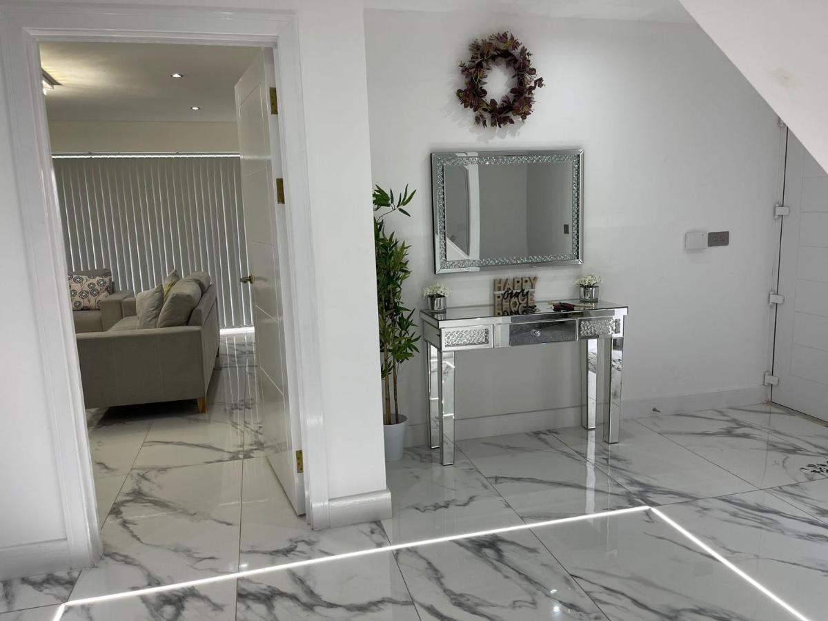 Cheerful 4 Bedroom Luxury House With Free Parking
