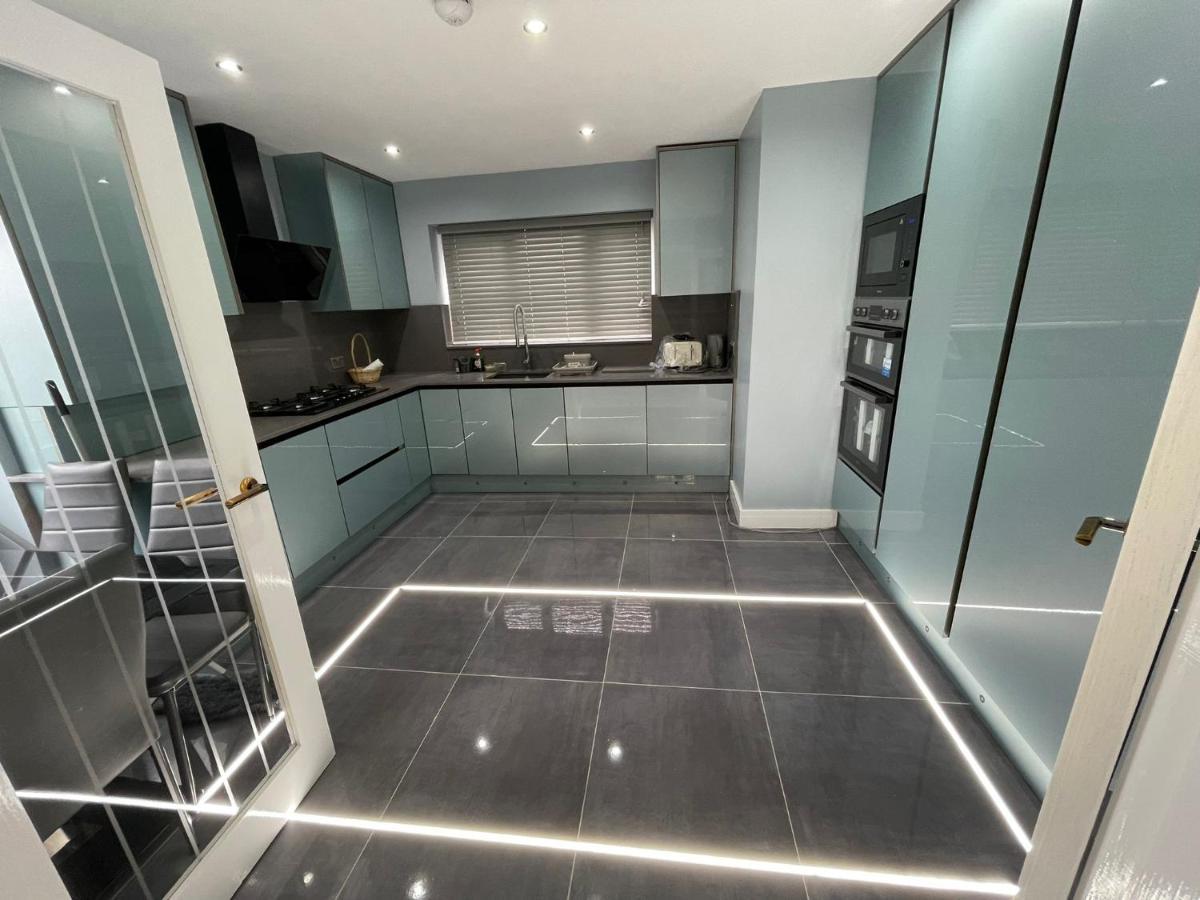 Cheerful 4 Bedroom Luxury House With Free Parking * Quinton