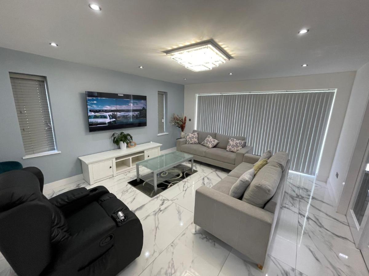 Cheerful 4 Bedroom Luxury House With Free Parking *