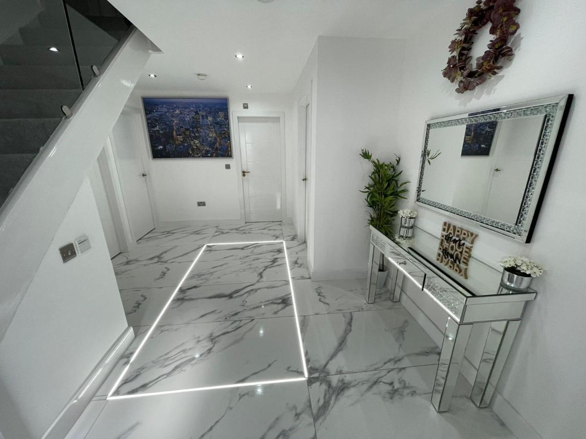 Villa Cheerful 4 Bedroom Luxury House With Free Parking