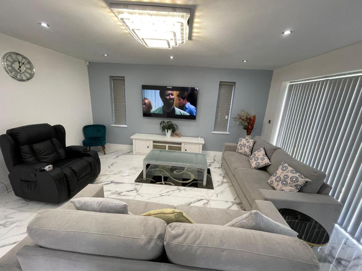 Cheerful 4 Bedroom Luxury House With Free Parking * Quinton