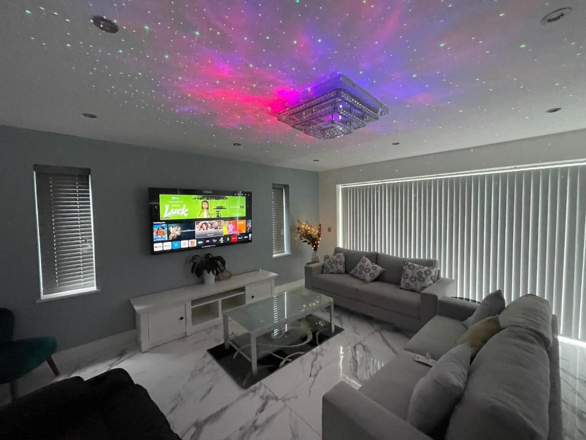 Cheerful 4 Bedroom Luxury House With Free Parking Villa Quinton
